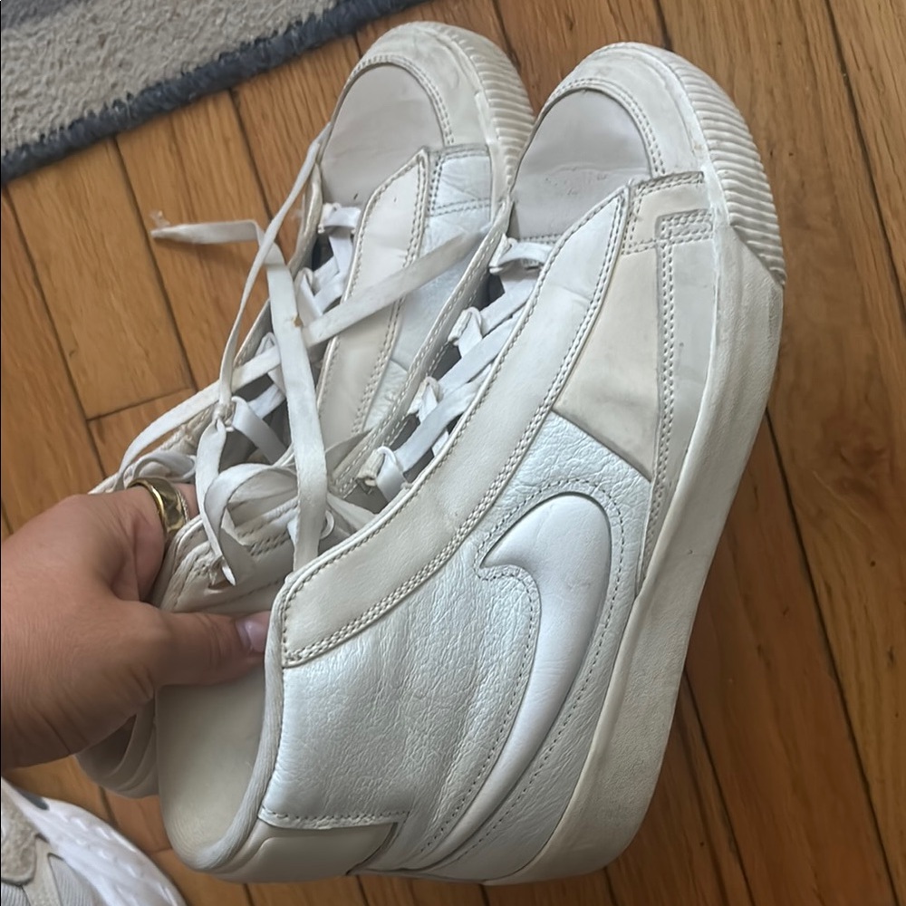 Nike White Low-Top Sneakers Classic Design